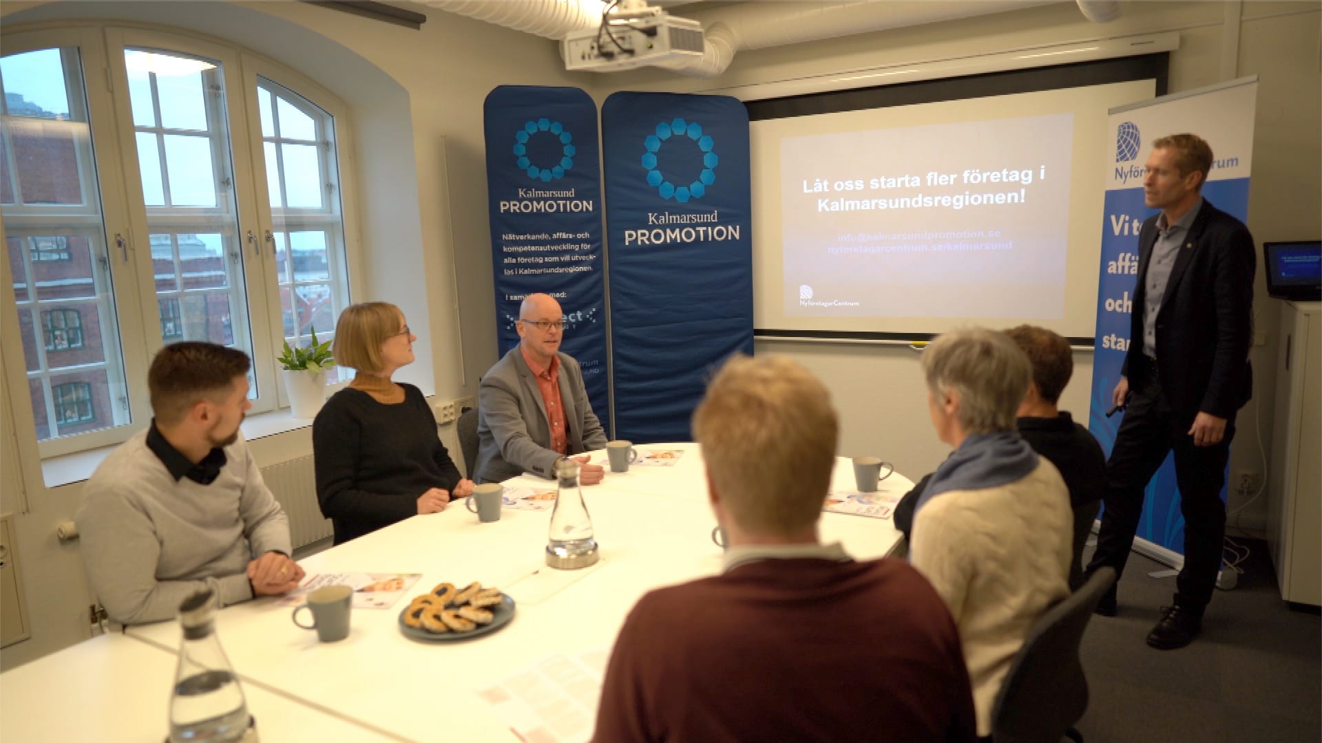Workshop runt ett bord med Kalmarsund Promotion-banners och NyföretagarCentrum på skärmen